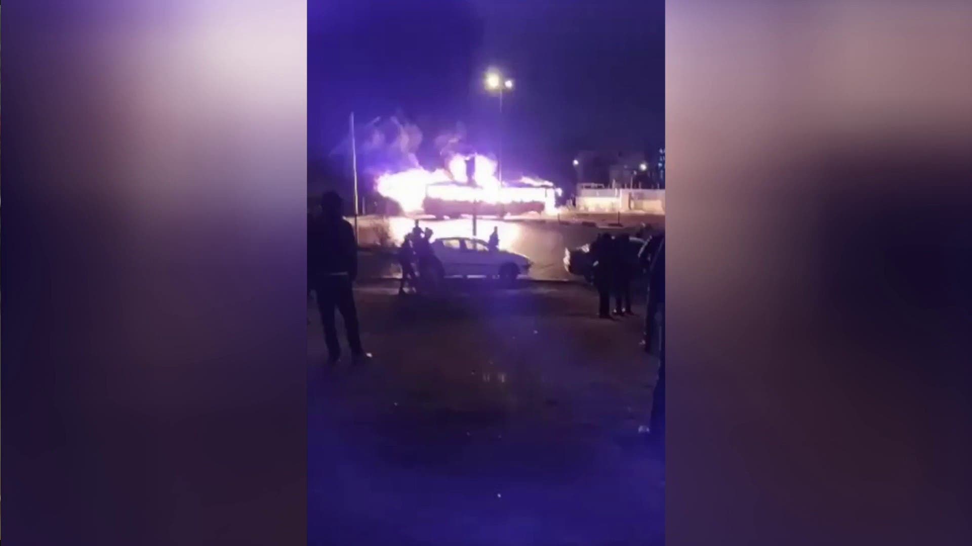 إحراق حافلة في وسط طهران