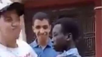 فيديو لجامعيين يسخران من تلميذ إفريقي.. وغضب في مصر