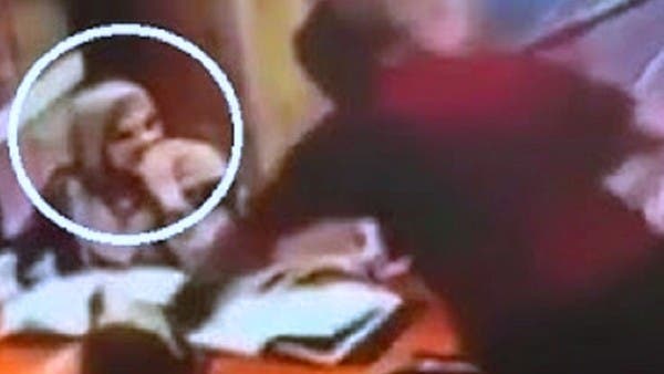 شاهد ماذا فعل عنصري بأستراليا حين رأى امرأة عربية محجبة