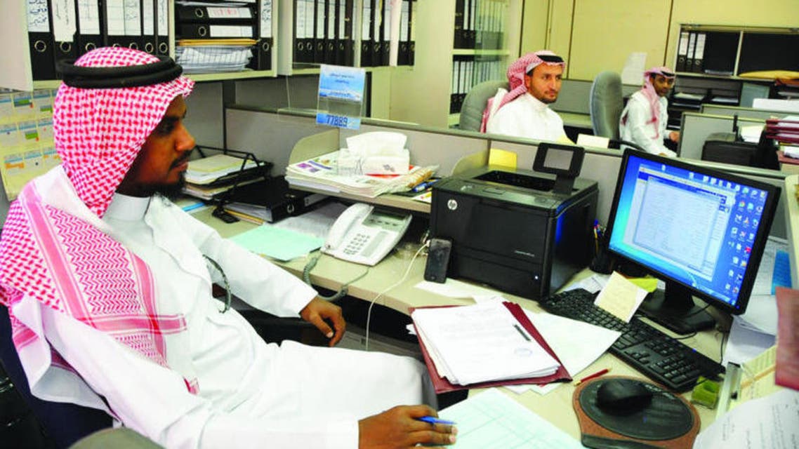 السعودية تتجه للسماح للموظفين بالعمل في التجارة والقطاع الخاص