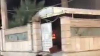فيديو.. محتجون عراقيون يحرقون منزل نائب في الناصرية
