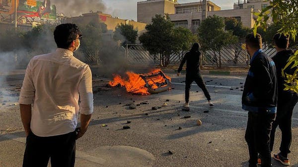 إيران.. السجن 8 سنوات لمتظاهر سرق علبة شوكولاتة