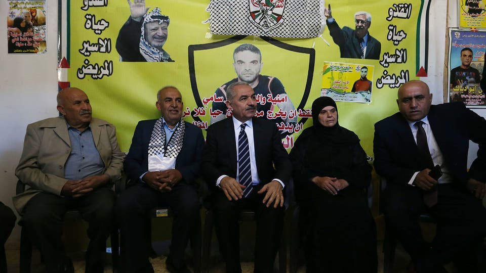 محمد اشتية خلال زيارته عائلة ابو دياك (وفا)