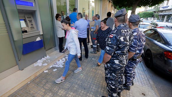 مصارف لبنان ترخي قبضتها.. والناس "حبسوا أموالنا"