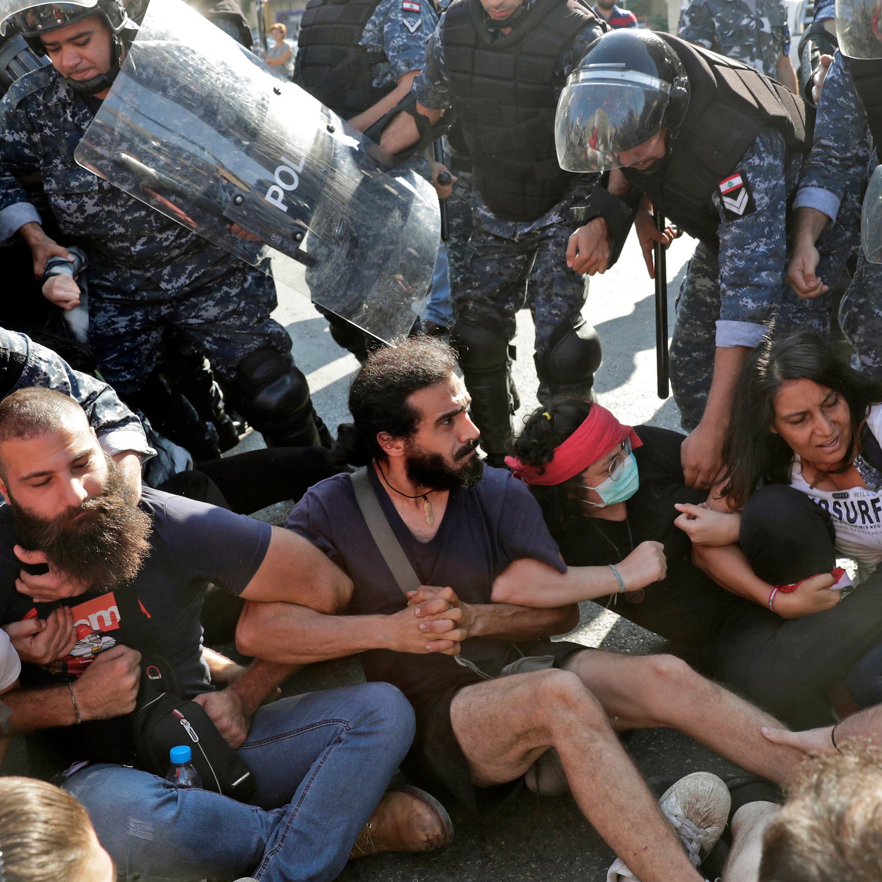 لبنان.. الحراك يتواصل ومحتجون يقطعون الرينغ بالاتجاهين