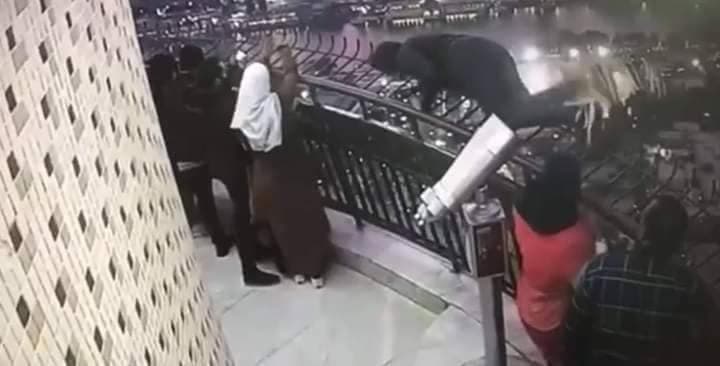 طالب القاهرة المنتحر