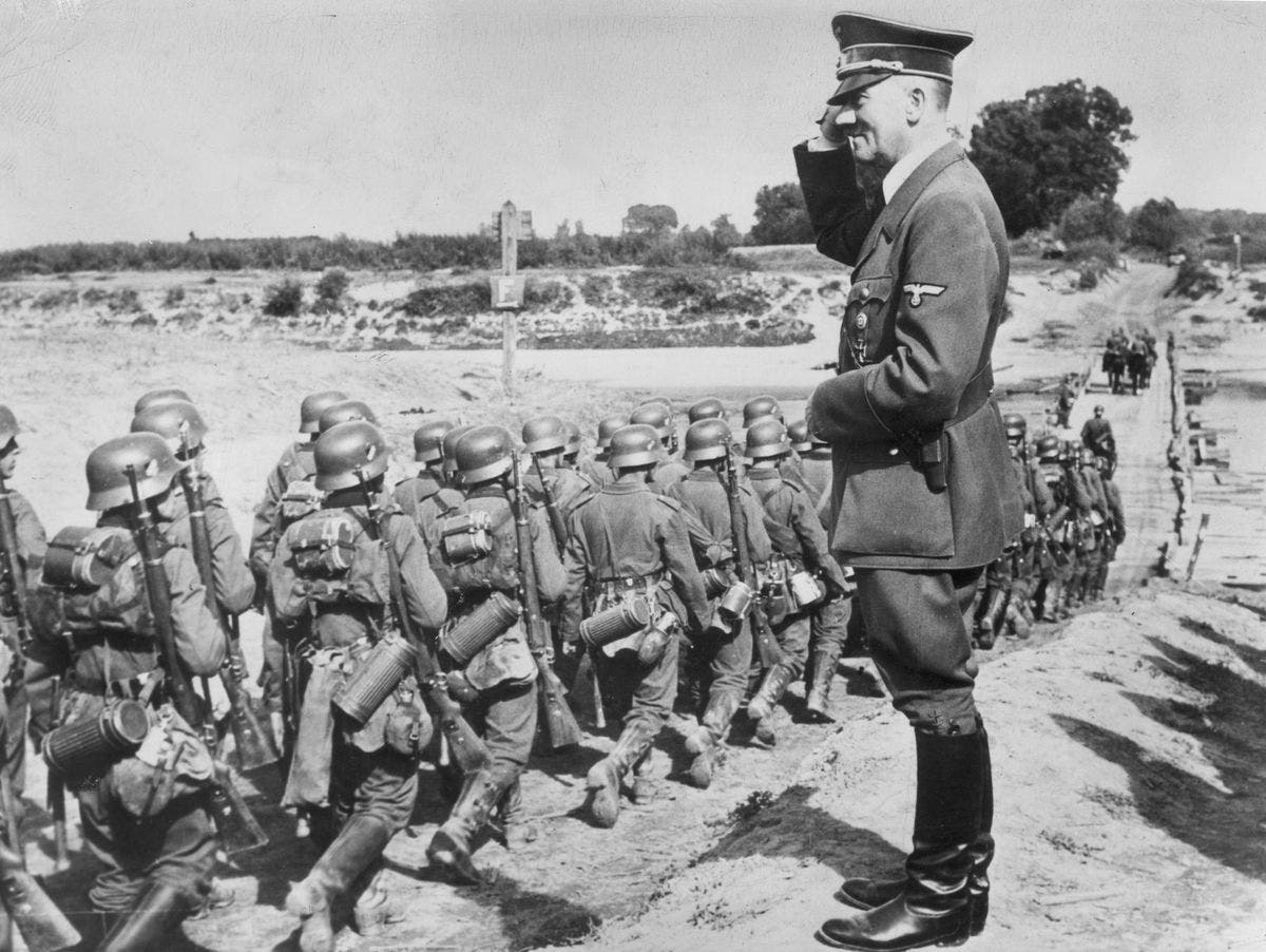 صورة لأدولف هتلر أثناء تحيته لقواته المتقدمة ببولندا
