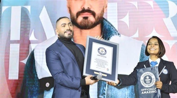 تامر حسني خلال استلامه جائزة موسوعة غينيس