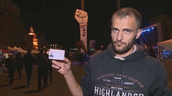شاهد.. شاب من حزب الله يمزق بطاقته أمام الكاميرا