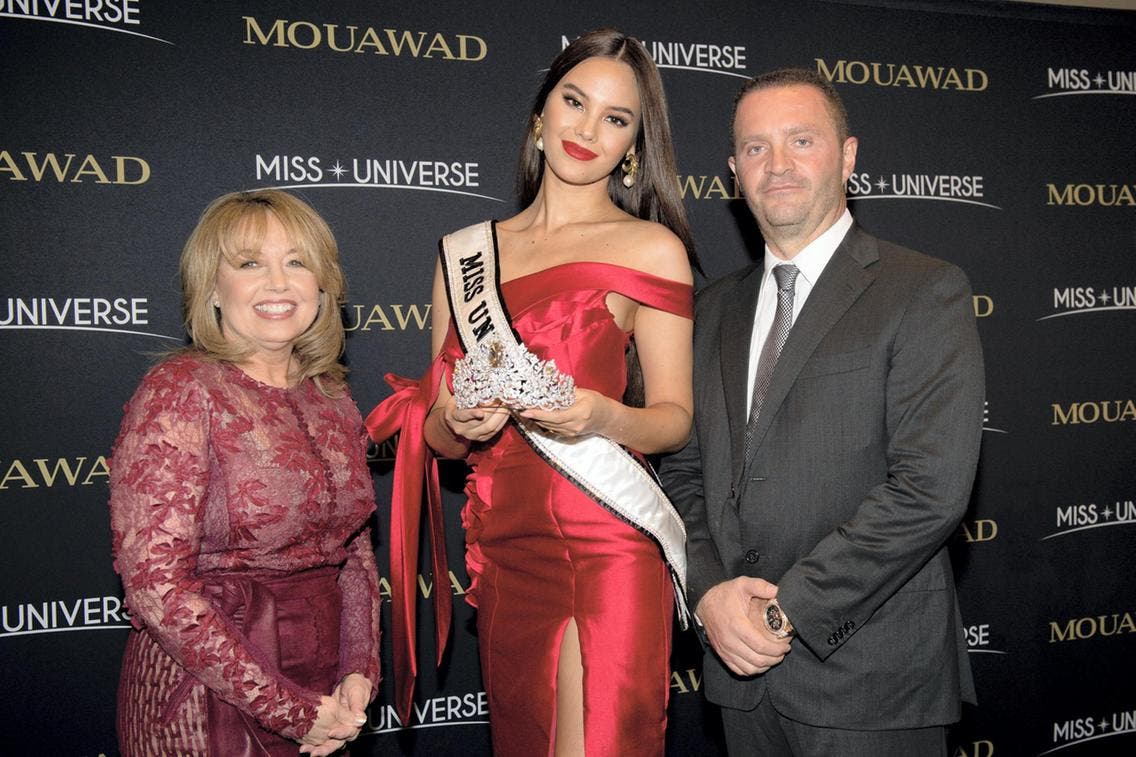 Ông Pascal Mouawad và Hoa hậu Hoàn vũ 2018 trao vương miện mới
