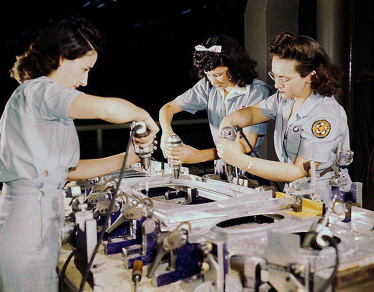 صورة لعدد من النساء العاملات بمصانع الأسلحة