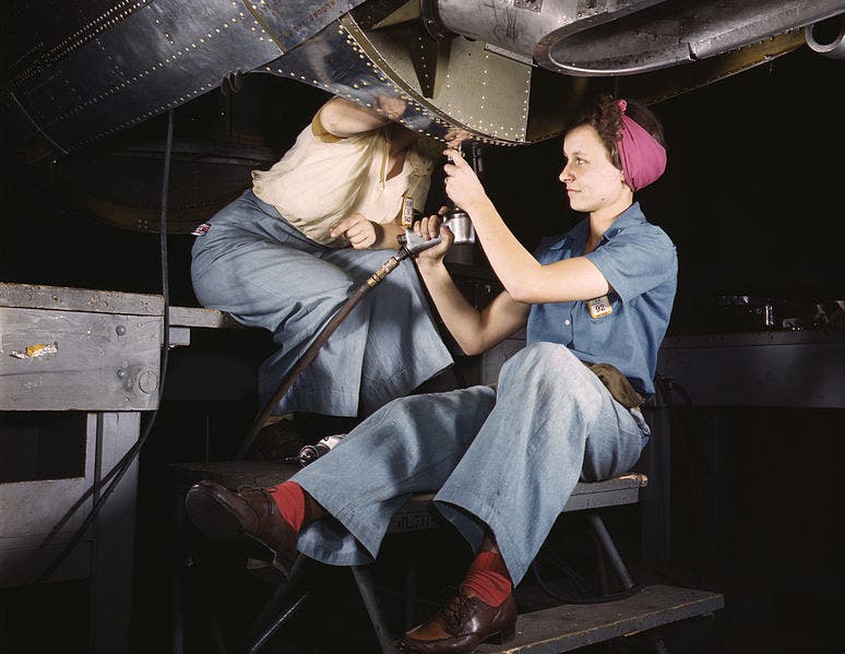 صورة لعدد من النساء العاملات في مجال صناعة الطائرات