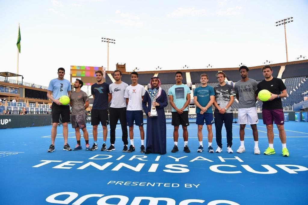 الأمير عبدالعزيز الفيصل مع النجوم المشاركين في البطولة