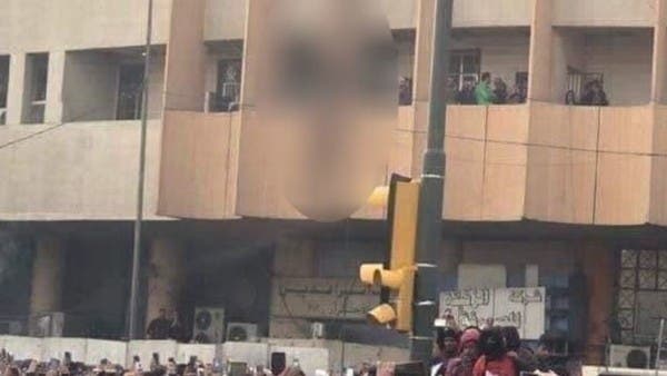 فيديو مروع.. سحلوه وعلقوه جثة وسط بغداد