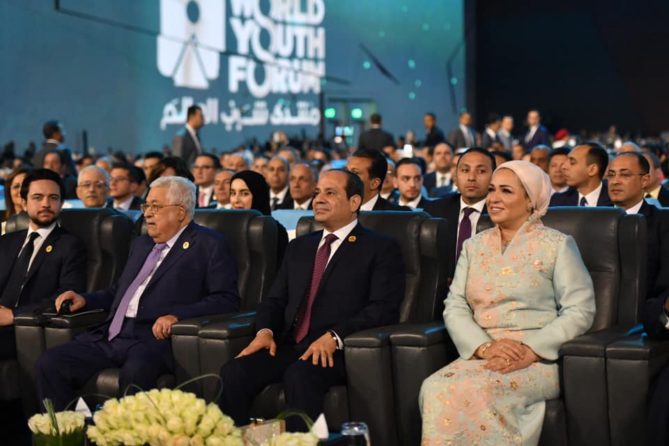الرئيس عبدالفتاح السيسي خلال المنتدى وإلى جانبه الرئيس الفلسطيني محمود عباس