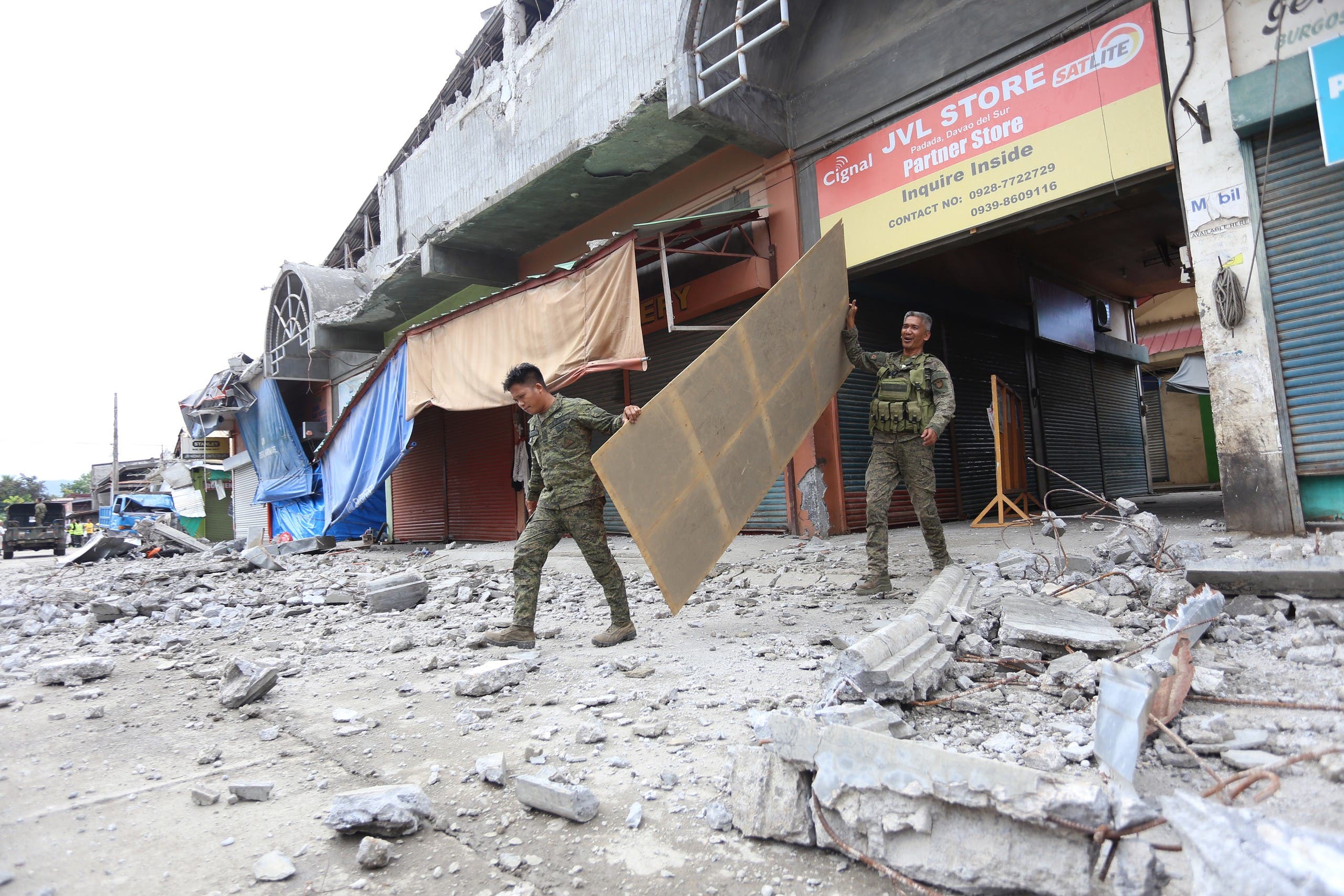 زلزال الفلبين 5 قتلى والبحث عن ناجين تحت أنقاض مركز تجاري 2e696b7d-7952-4253-96e6-c78f20f11003
