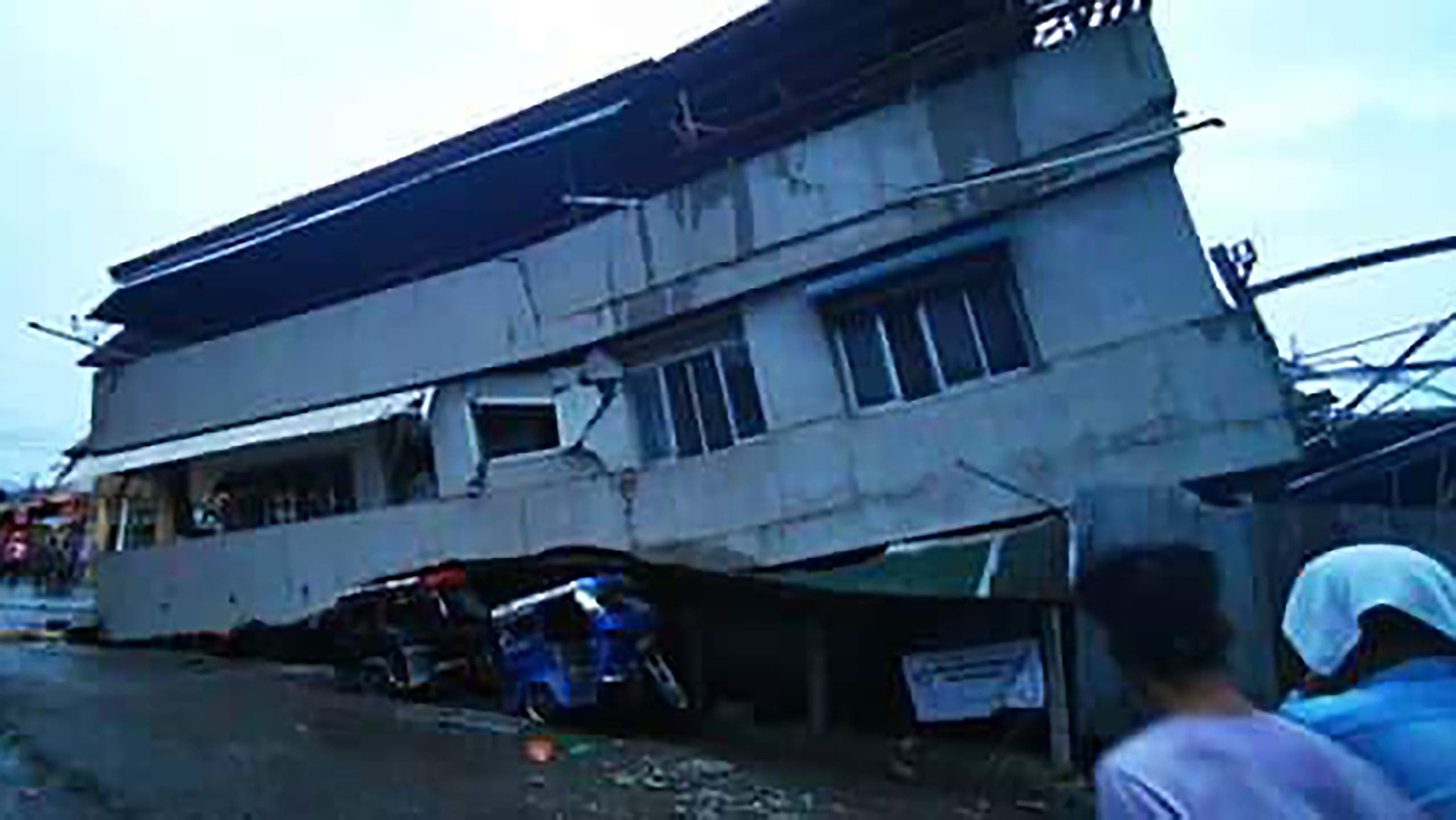 زلزال الفلبين 5 قتلى والبحث عن ناجين تحت أنقاض مركز تجاري B8175519-d057-4972-91d0-8dbd7a4c9fb3