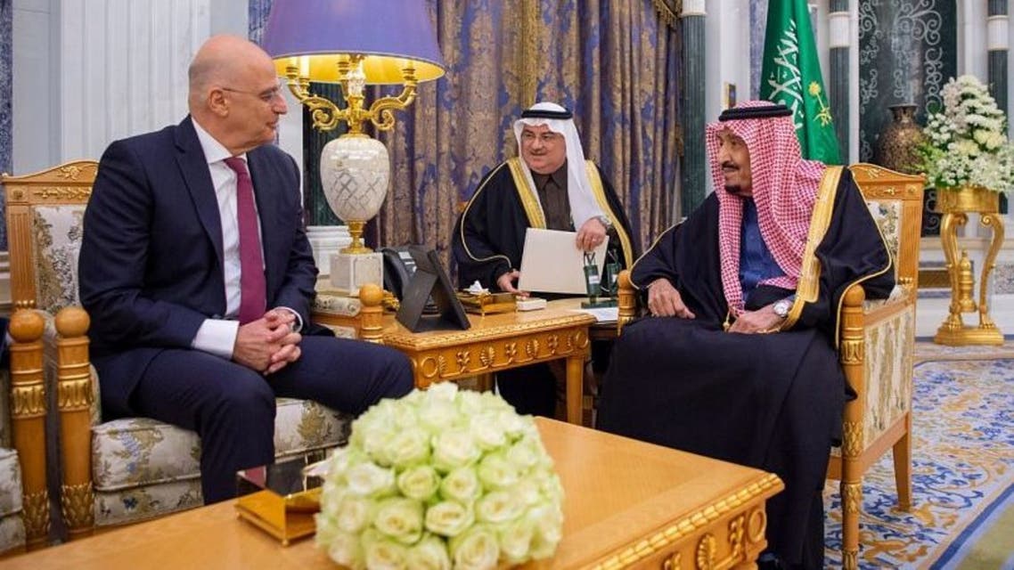 جانب من لقاء الملك سلمان ووزير الخارجية اليوناني