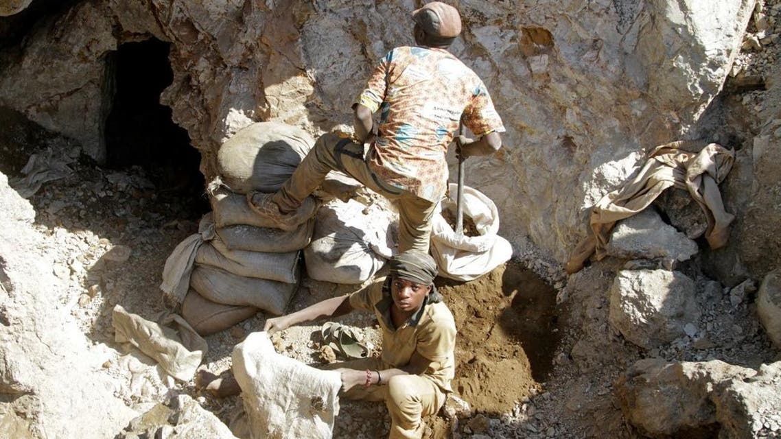 Miners work at a former industrial copper-cobalt mine in the Democratic Republic of Congo. (File photo: Reuters)