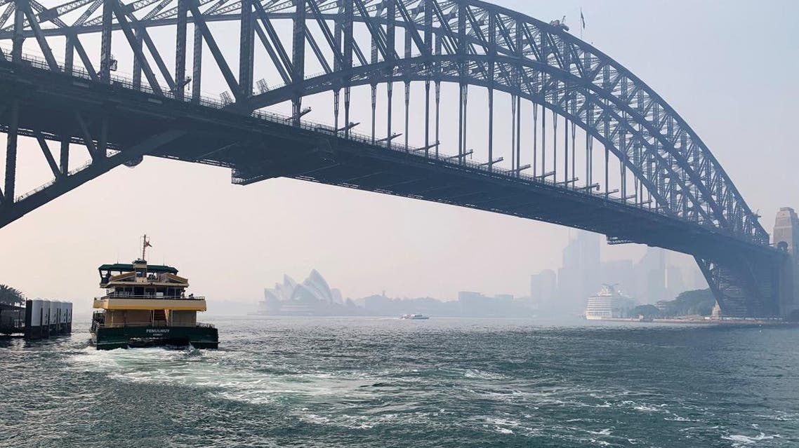 Haze from the ongoing bushfires covers the Sydney Harbor Bridge in Sydney, Australia November 21, 2019. (Photo: Reuters)