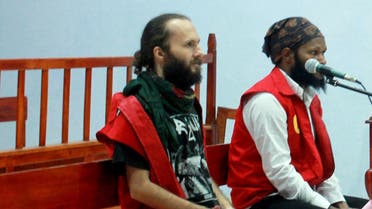 Jakub Fabian Skrzypski (L) from Poland sits in a court with another prisoner in Wamena on December 17, 2018. (File photo: AFP)