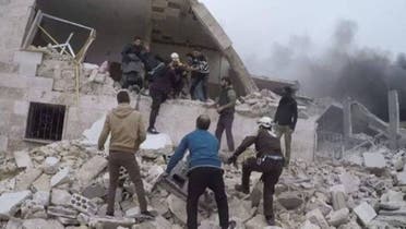 محاولة انتشال عالقين تحت الركام في إدلب (المرصد السوري)