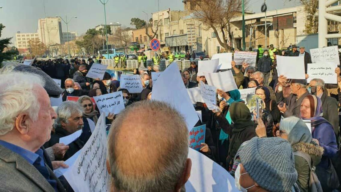 التجمع امام مجلس الشوري الايراني