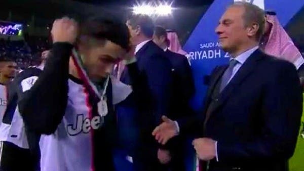 شاهد رونالدو غاضباً يتصرف بروح غير رياضية في السعودية