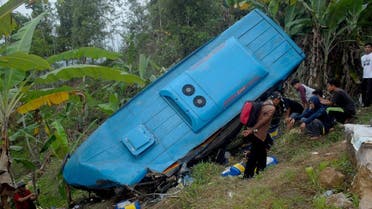 Indonesian people look at the wreckage of a bus after its crashed and plunged into a ravine in Sukabumi region, West Java on September 8, 2018. afp