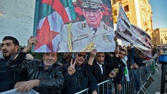 فيديو..جزائريون يطردون سفير فرنسا من جنازة قايد صالح