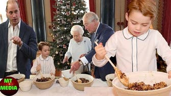 شاهد الأمير الصغير جورج وهو يصنع حلوى العيد لجدته الملكة