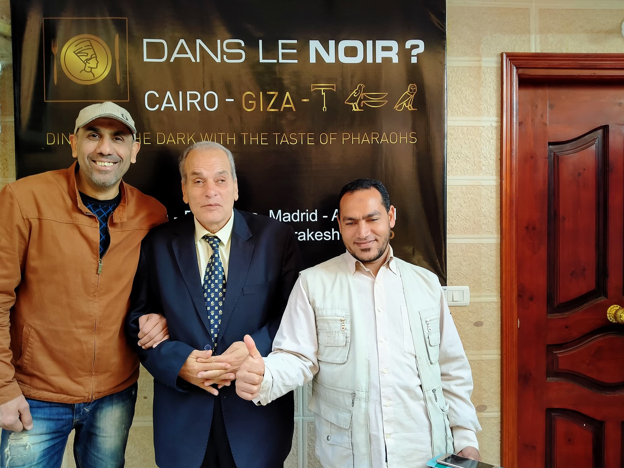 عبد الباسط صاحب المطعم يتوسط الصورة