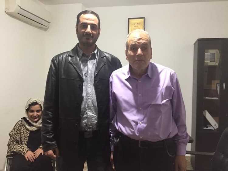 عبد الباسط مع أحد الزائرين
