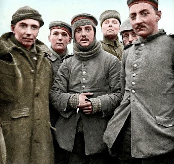 صورة ملونة اعتمادا على التقنيات الحديثة لجنود ألمان وبريطانيين