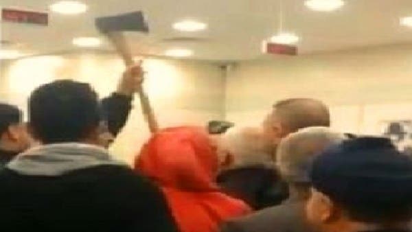 شاهد لبنانيا يقتحم البنك بفأس ويصرخ مهددا: بدّي مصرياتي
