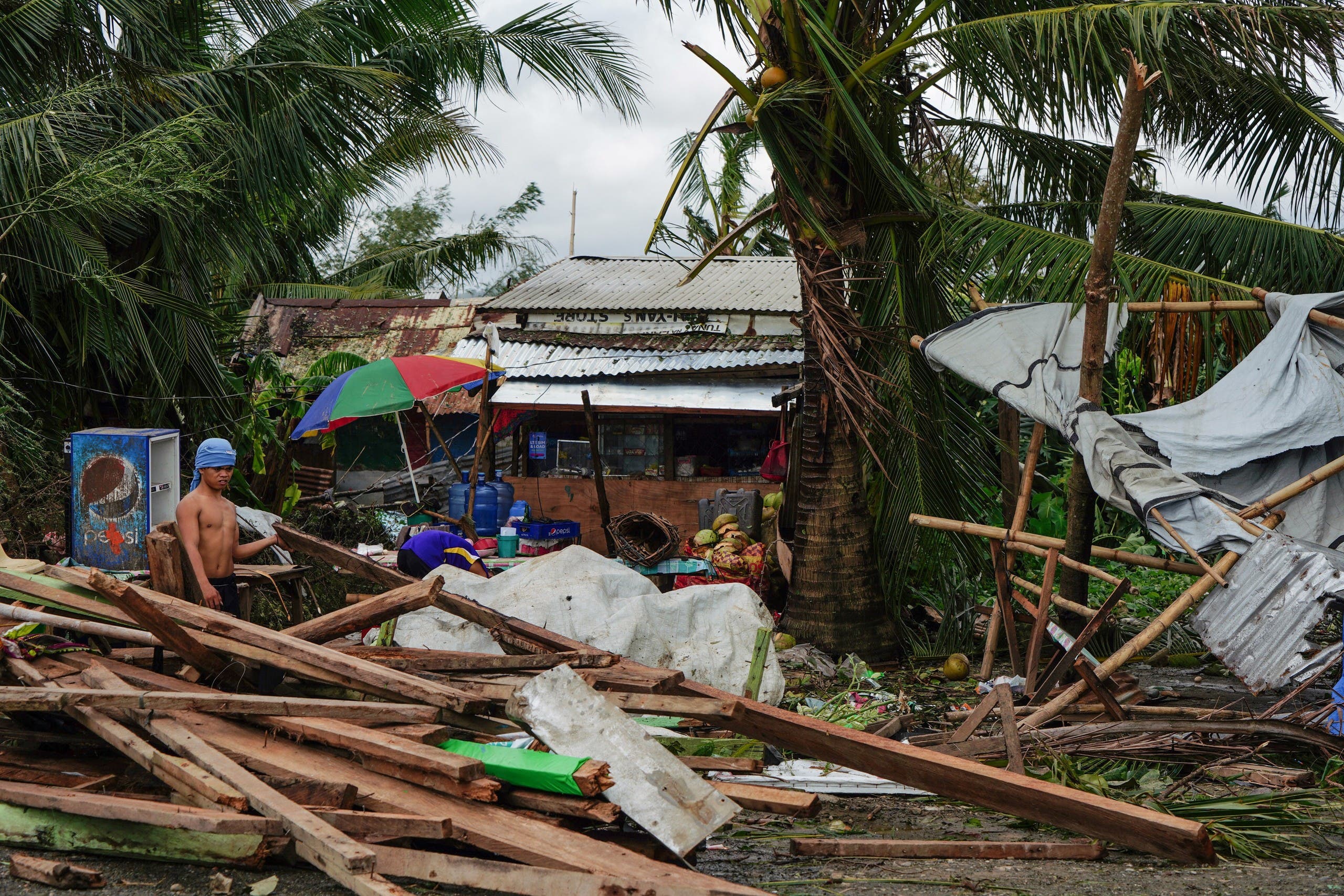 من إعصار الفلبين
