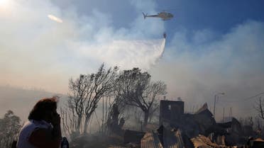 A helicopter works to contain a fire following the spread of wildfires in Valparaiso, Chile December 24, 2019. (Photo: Reuters)