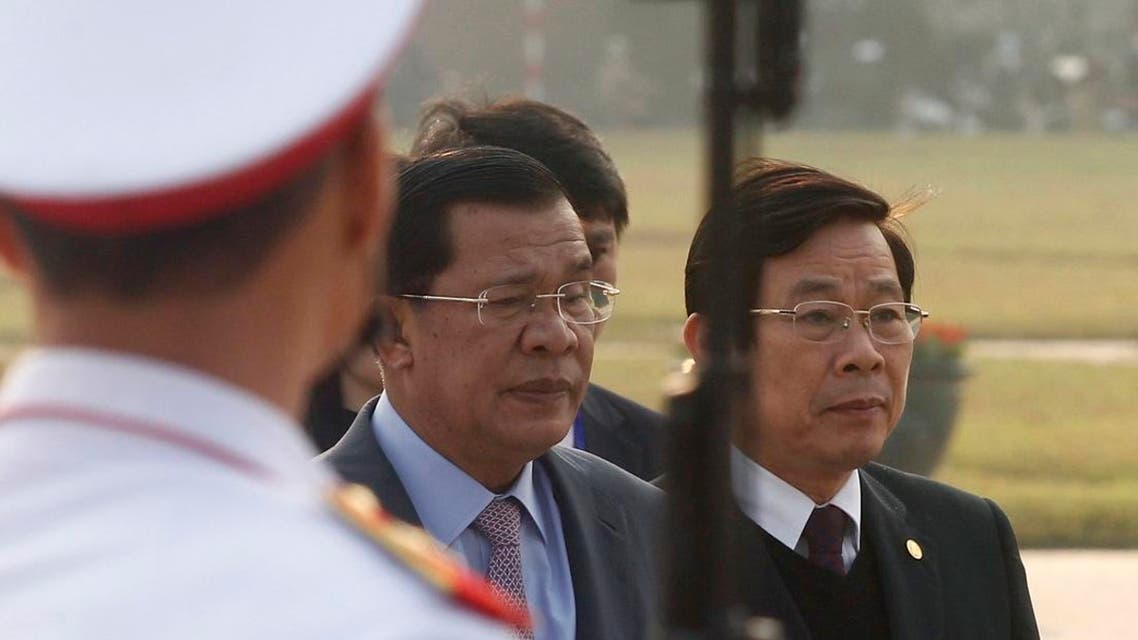 Cambodia's Prime Minister Hun Sen (C) stands next to Vietnam's former Information and Communication Minister Nguyen Bac Son (R). (Photo: Reuters)