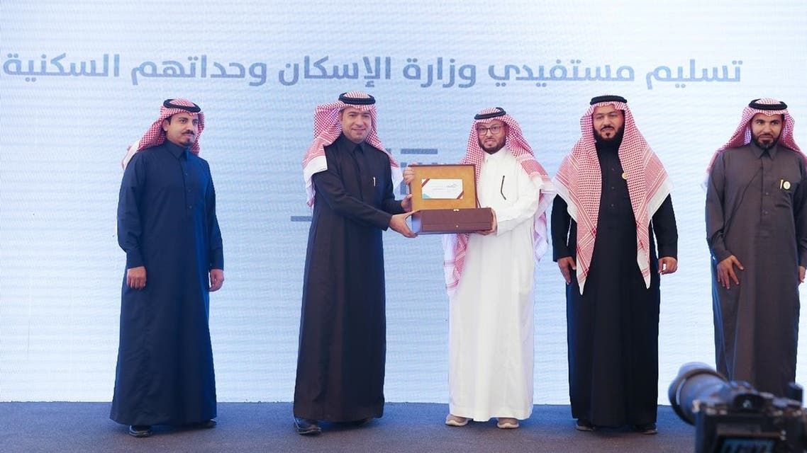 وزير الإسكان يسلم فلل