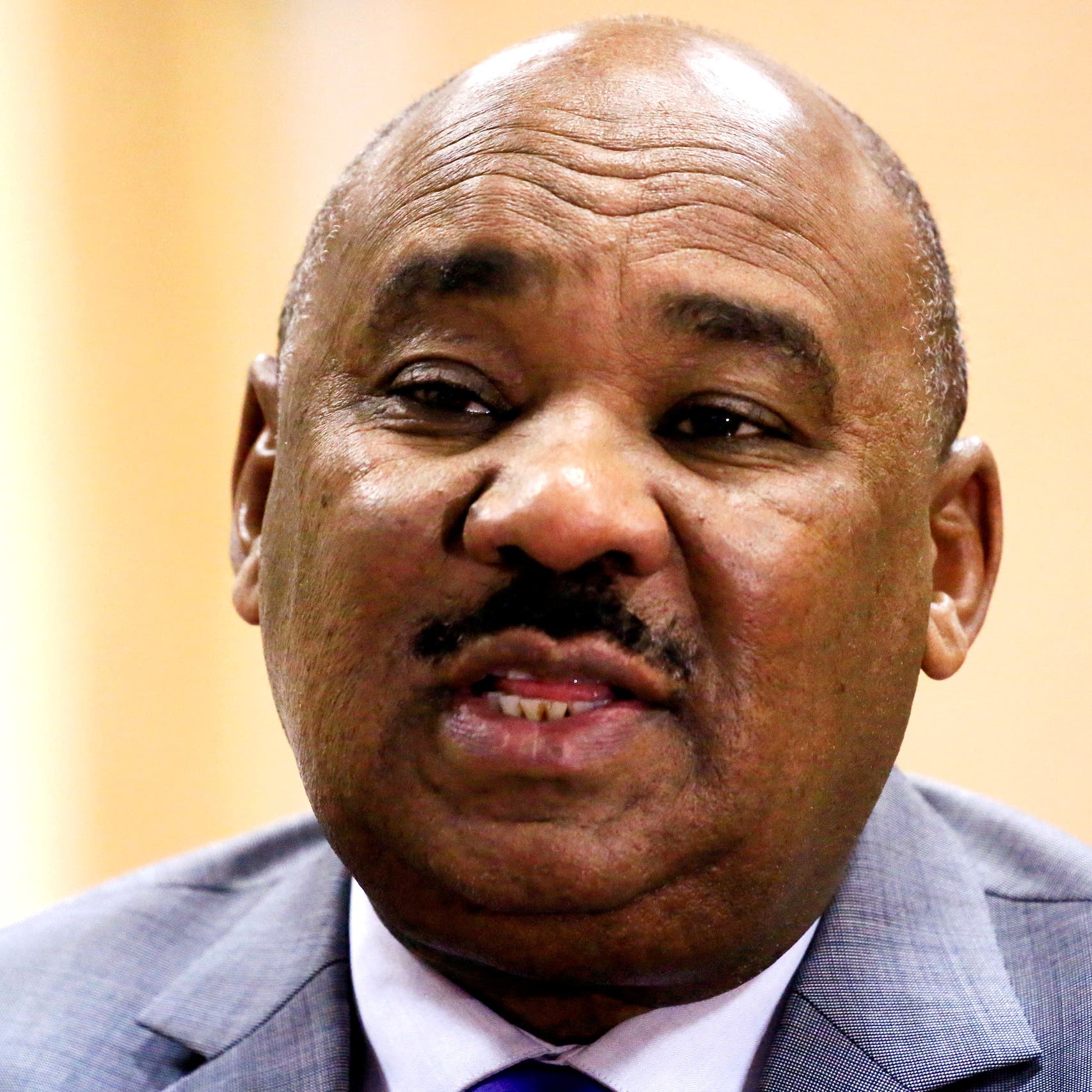 وزير مالية السودان: لا أحمل جوازا أجنبيا وأسكن بيتي الخاص 