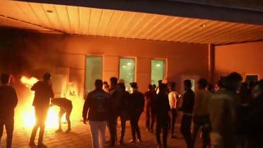 محتجون يحرقون البوابة الثانية للسفارة الأميركية في بغداد
