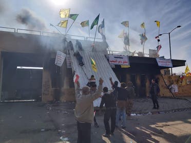 محتجون موالون لميليشيات عراقية منضوية ضمن الحشد يحاولون عبور سور السفارة