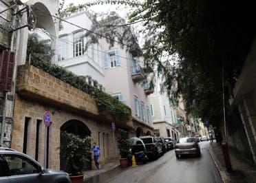 من أمام منزل أفادت وثائق قضائية لبنانية سابقا بأنه يعود لكارلوس غصن في بيروت (فرانس برس)