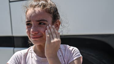 طفلة سورية تبكي بعد ترحيلها وعائلتها من اسطنبول إلى سوريا (فرانس برس)