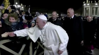 فيديو لبابا الفاتيكان يفقد صبره ويصفع امرأة.. ثم يعتذر!