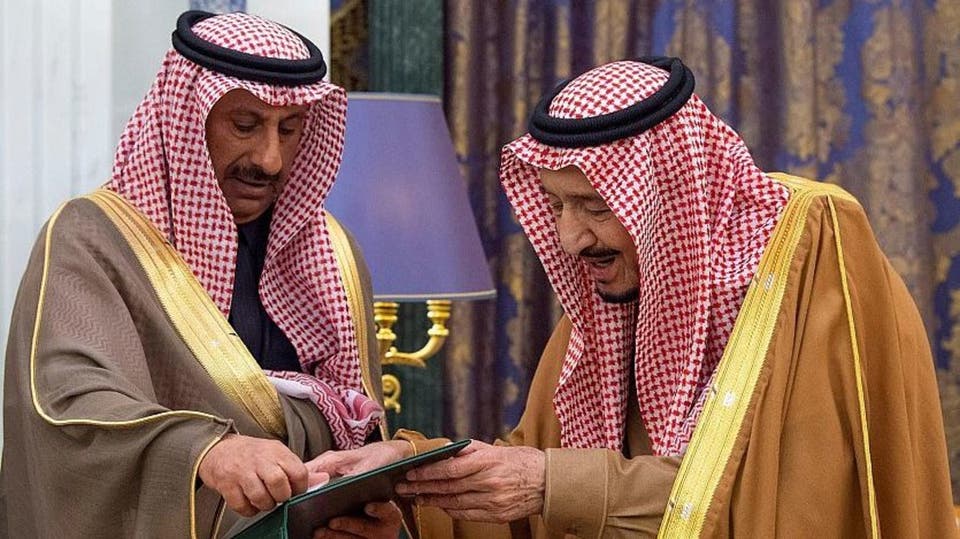 الملك سلمان يتسلم قلادة أبي بكر الصديق