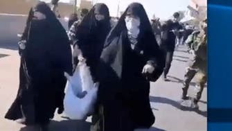 فيديو.. نساء الميليشيات يجلبن الحجارة لرشق سفارة أميركا