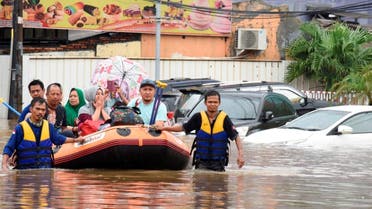 A rescue team evacuates locals on an inflatable boat during a flood after heavy rain in Bekasi, near Jakarta, Indonesia January 1, 2020. (Photo: Reuters)