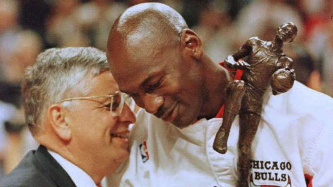 Commisioner David Stern (L) congratulates Chicago Bulls guard Michael Jordan during the 1996 NBA Most Valuable Player trophy presentation. afp