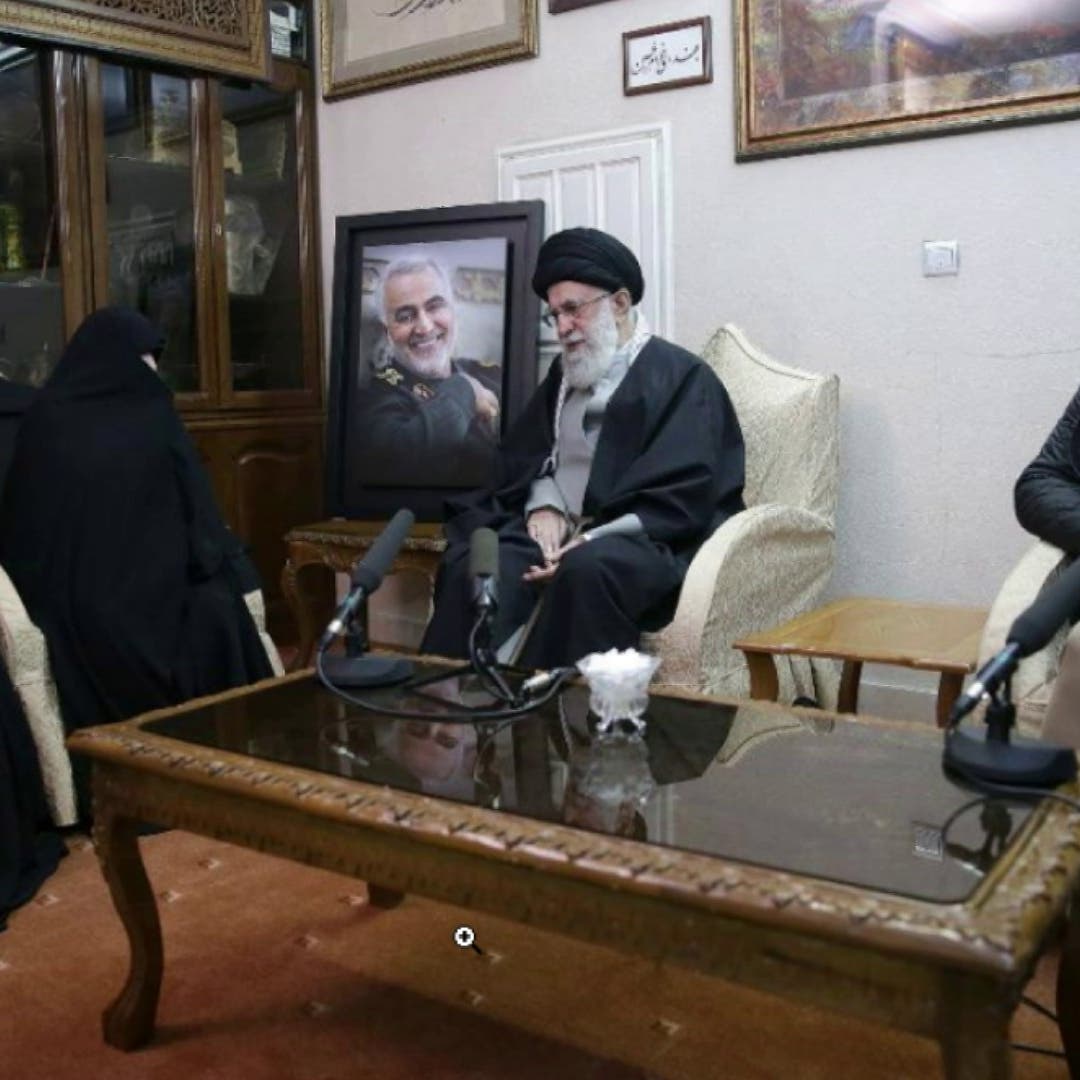 خامنئي وكبار المسؤولين الإيرانيين في منزل سليماني